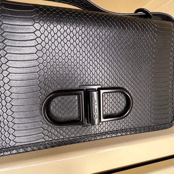 Snake-like aesthetic makes this handbag design a standout among the crowd! - Picture 5 of 14